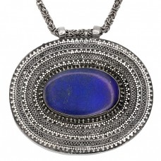 Colier accesorizat cu o impresionată amuletă etnică kazakh manufacturat în argint decorat cu lapis lazuli natural  Colier accesorizat cu o impresionată amuletă etnică kazakh manufacturat în argint decorat cu lapis lazuli natural