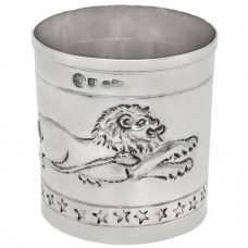 Pahar din argint decorat repousse cu  reprezentarea unui leu | manufactură de atelier Brandimarte Guscelli | cca.1980 Pahar din argint decorat repousse cu  reprezentarea unui leu | manufactură de atelier Brandimarte Guscelli | cca.1980