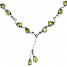 Elegant colier din argint decorat cu anturaje de peridot natural | Thailanda  Elegant colier din argint decorat cu anturaje de peridot natural | Thailanda