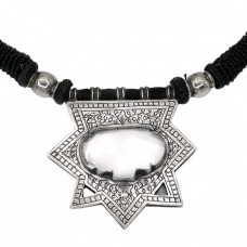Opulent colier etnic indian accesorizat cu amuletă relicvariu din argint  Opulent colier etnic indian accesorizat cu amuletă relicvariu din argint