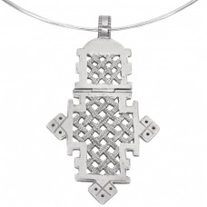 Colier choker accesorizat cu o veche amuletă cruce coptă din argint | Etiopia cca.1950 Colier choker accesorizat cu o veche amuletă cruce coptă din argint | Etiopia cca.1950