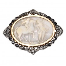 Broșă Art Deco din aur și argint decorată cu camee naturală "Răpirea sabinelor ", diamante și safire naturale | cca. 1920  Broșă Art Deco din aur și argint decorată cu camee naturală "Răpirea sabinelor ", diamante și safire naturale | cca. 1920