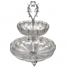 Centru de masă - fructieră etajată din argint elaborată în stil neoclasic | atelier Cesa 1882 cca. 1945 Centru de masă - fructieră etajată din argint elaborată în stil neoclasic | atelier Cesa 1882 cca. 1945