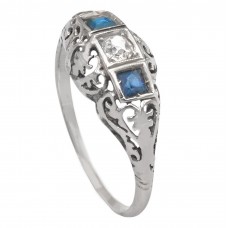 Inel autentic Art Deco din aur alb 18k decorat cu diamant natural 0.13 CT & safire naturale 0.3 CT | cca. 1920 Inel autentic Art Deco din aur alb 18k decorat cu diamant natural 0.13 CT & safire naturale 0.3 CT | cca. 1920
