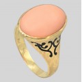 Inel vintage din aur 18k decorată cu un anturaj de coral natural Peau D'ange și email cloissone | cca. 1950 - 1960