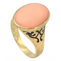 Inel vintage din aur 18k decorată cu un anturaj de coral natural Peau D'ange și email cloissone | cca. 1950 - 1960
