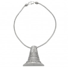Colier etnic indonezian accesorizat cu o amuletă din argint | atelier Suarti | colecția RĂDĂCINI 2025 Colier etnic indonezian accesorizat cu o amuletă din argint | atelier Suarti | colecția RĂDĂCINI 2025