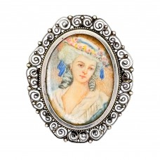 Pandant - broșă victoriană din argint filigranat decorată cu portret pictat manual | cca 1900 Pandant - broșă victoriană din argint filigranat decorată cu portret pictat manual | cca 1900