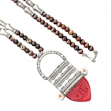 Vechi colier etnic tuareg din argint cu agate Botswana și amuletă Ingall inscripționată prin gravare manuală  Vechi colier etnic tuareg din argint cu agate Botswana și amuletă Ingall inscripționată prin gravare manuală