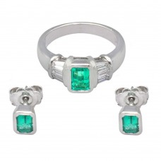 Set cercei și inel din aur alb 18k cu diamante naturale 0.42 ct și smaralde naturale 0.90 ct | preloved  Set cercei și inel din aur alb 18k cu diamante naturale 0.42 ct și smaralde naturale 0.90 ct | preloved