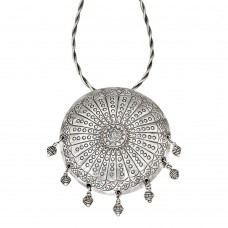 Colier din argint accesorizat cu un pandant amuletic etnic indian | colecția RĂDĂCINI 2025