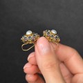 Cercei vintage din aur galben 14k și argint decorați cu perle naturale, rubine și safire de sinteză