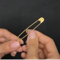 Broșă statement din aur galben 18k stilizată sub forma unui ac de siguranță | atelier Ceriani - Italia cca. 1950 - 1960