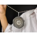 Colier mid-century din argint accesorizat cu pandant statement decorat cu anturaj de calcedonia druzy 