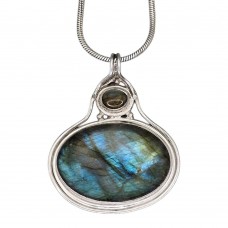 Colier din argint accesorizat cu un pandant statement decorat cu anturaje de labradorit natural