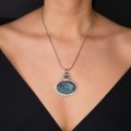 Colier din argint accesorizat cu un pandant statement decorat cu anturaje de labradorit natural