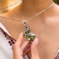 Colier din argint cu pandant brutalist decorat cu anturaje de peridot natural 