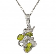 Colier din argint cu pandant brutalist decorat cu anturaje de peridot natural 