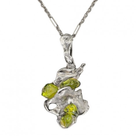 Colier din argint cu pandant brutalist decorat cu anturaje de peridot natural 