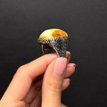 Inel statement bărbătesc din argint decorat cu un remarcabil anturaj de chihlimbar natural Egg Yolk