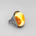 Inel statement bărbătesc din argint decorat cu un remarcabil anturaj de chihlimbar natural Egg Yolk