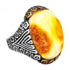 Inel statement bărbătesc din argint decorat cu un remarcabil anturaj de chihlimbar natural Egg Yolk