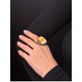 Inel statement bărbătesc din argint decorat cu un remarcabil anturaj de chihlimbar natural Egg Yolk
