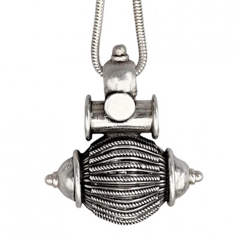 Colier din argint accesorizat cu pandant amuletic etnic indian Lingam | colecția RĂDĂCINI 2025