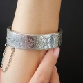 Brațară bangle Victorian Revival din argint decorată prin gravare | atelier Charles Horner | Marea Britanie 1960