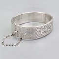 Brațară bangle Victorian Revival din argint decorată prin gravare | atelier Charles Horner | Marea Britanie 1960