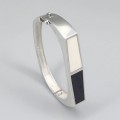 Brățară bangle mid-century manufacturată în argint decorată cu lemn de abanos și fildeș | Statele Unite cca.1970