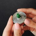 Inedită broșă statement modernistă mexicană Sombrero din argint decorată cu onix verde natural