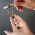 Brățară cu inel Hath Phool din argint decorate cu safir purpuriu și chihlimbar roșu burmez