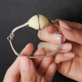 Remarcabilă brățară bangle modernistă Art Studio Jewelry manufacturată în argint și fildeș | Spania cca.1970