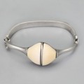 Remarcabilă brățară bangle modernistă Art Studio Jewelry manufacturată în argint și fildeș | Spania cca.1970