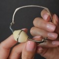 Remarcabilă brățară bangle modernistă Art Studio Jewelry manufacturată în argint și fildeș | Spania cca.1970
