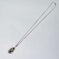 Colier din argint accesorizat cu un rafinat pandant de perioadă Art Deco decorat cu anturaj de cuarț fumuriu și onix negru