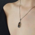Colier din argint accesorizat cu un rafinat pandant de perioadă Art Deco decorat cu anturaj de cuarț fumuriu și onix negru