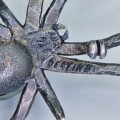 Inedită broșă statement Păianjen din argint patinat decorată cu o perlă Tahiti neagră naturală | bijuterie de autor | semnată Sertine