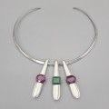 Colier choker modernist din argint cu trei pandantive interșanjabile decorate cu rubine și smarald natural