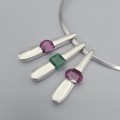 Colier choker modernist din argint cu trei pandantive interșanjabile decorate cu rubine și smarald natural