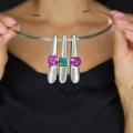 Colier choker modernist din argint cu trei pandantive interșanjabile decorate cu rubine și smarald natural