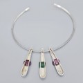 Colier choker modernist din argint cu trei pandantive interșanjabile decorate cu rubine și smarald natural