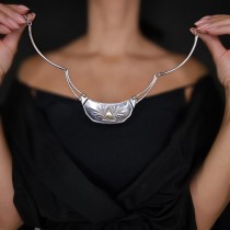 Remarcabil colier choker modernist Archetypal Revival din argint masiv |  cca. 1970