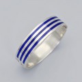 Brățară bangle unisex de perioadă mid-century decorată cu intarsii de email champleve albastru cobalt | cca. 1955 - 1965