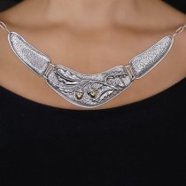 Colier modernist din argint texturat decorat cu ramură de stejar și aplicații de aur 18k | cca. 1980