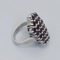  Inel vintage în manieră Art Deco manufacturat în argint decorat cu granate naturale