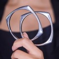 Set format din două brățări bangle design contemporan din argint amplu volumizat | Italia