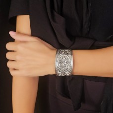 Brățară manchette Archaeology Revival din argint texturat | preloved  cca. 1990