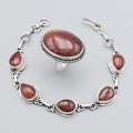 Set de bijuterii manufacturate în argint, decorate cu remarcabile anturaje de carneol natural